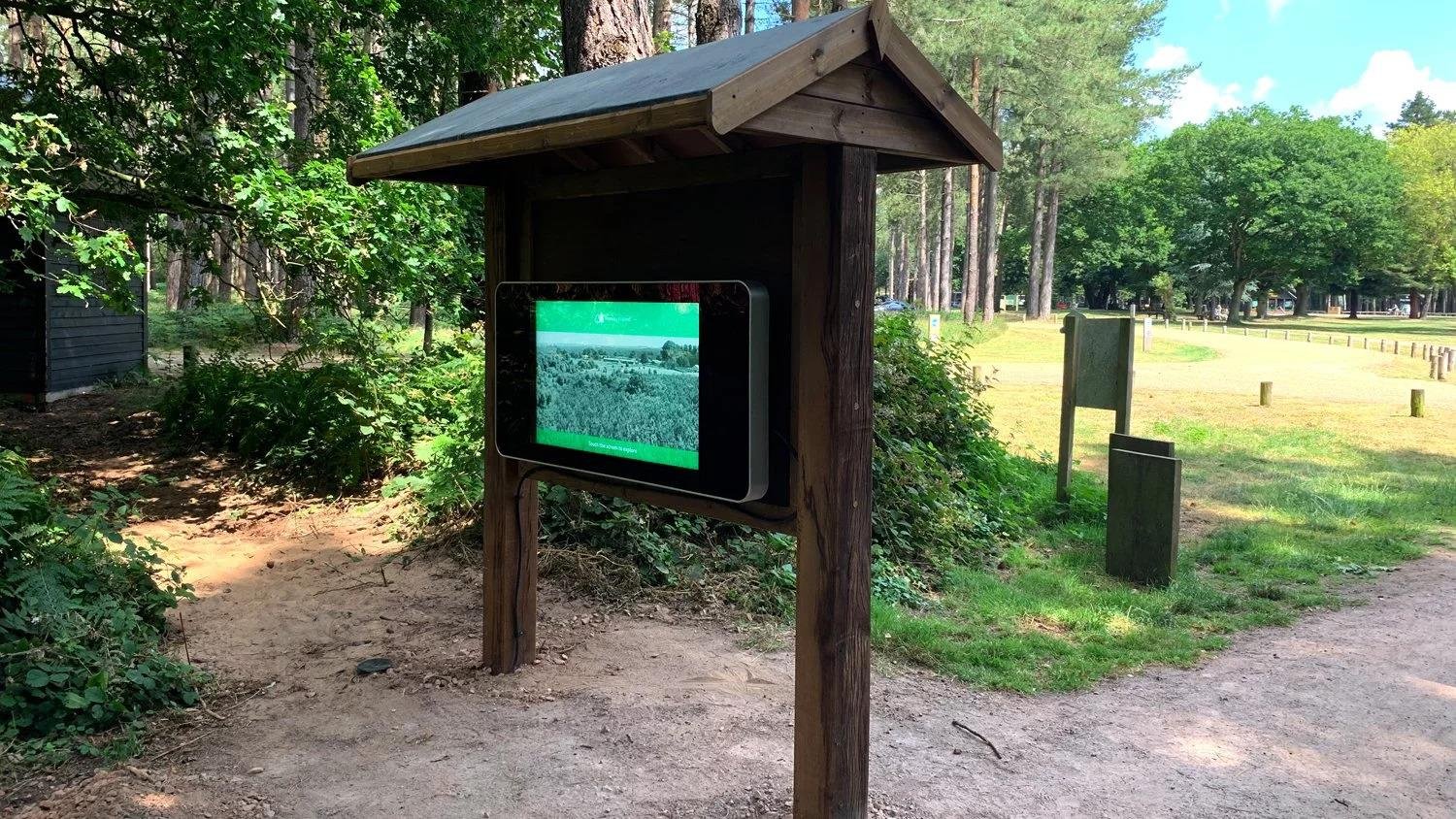 22 WALL-MOUNTED PCAP OUTDOOR TOUCH SCREEN_9